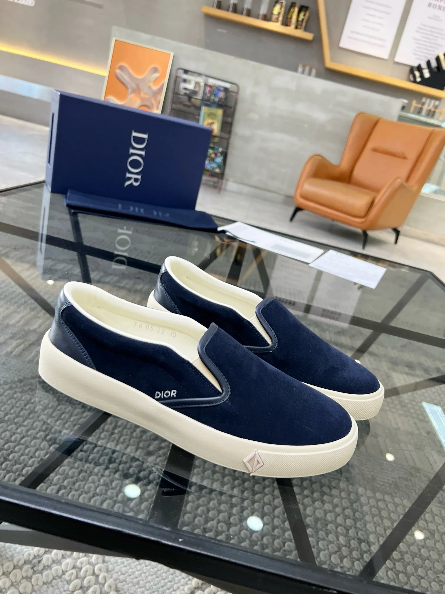 Factory price: 380💰D 🔍Top purchasing agent🇮🇹 Dior's super popular sneakers, popular sneakers, new products are synchronized with the counters. The uppers are imported cowhide from Italy. It is perfectly reproduced with complex craftsmanship that is a must-have for fashionistas. Imported soft water-dyed cowhide lining and foot pads Sole: The original sole is specially provided by the original factory, the exclusive movable molded sole is super comfortable, the original factory follows the order, 🔍🔍high quality, you can enter and exit the counter at will, welcome to compare, the code number is 39-44 (38 45 can be ordered)